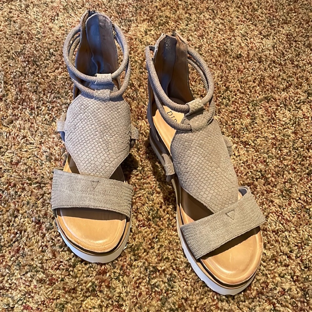 DibaTrue sandal